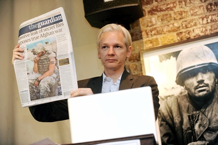 WikiLeaks Sprecher Julian Assange hält eine Ausgabe des Guardian in Händen